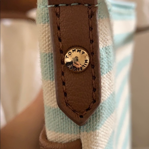 Tommy Hilfiger Striped Canvas Purse !! 🦋 - Picture 5 of 5